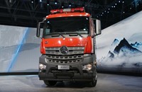 Shacman 8x4 tangki air truk api busa + 2000L busa 400HP daya 70m jangkauan penggunaan industri Bandara