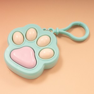 Porte-clés en plastique anti-stress en forme de patte de chat, breloque pour sac à dos, pendentif de sac, jouet de décompression pour cadeaux d'entreprise et Noël - Product Image 5