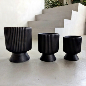 Juego de Macetas Minimalistas de Resina con Diseño Acanalado Negro para Decoración del Hogar - Product Image 1