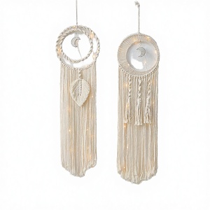 Attrape-rêves en macramé de corde de coton fait main, blanc, avec pendentif lune, tapisserie murale bohème et LED à changement de couleur - Product Image 3