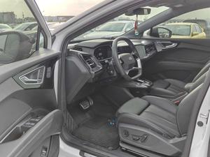 <span class=keywords><strong>Audi</strong></span> Q4 E-tron 40 SUV électrique d'occasion 2023, longue autonomie, véhicule électrique intelligent, prêt à l'exportation, blanc sur noir - Product Image 4