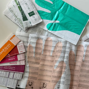 Gants jetables professionnels en polyéthylène de la marque Carte Dozio, fabriqués en Italie, résistants aux acides, aux alcalis et à l'huile, personnalisables pour la sécurité en salon - Product Image 1