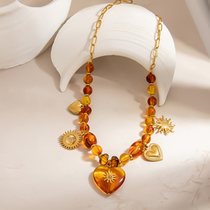 Collar de Cuentas de Resina Ámbar con Forma de Corazón, Cadena de Clavícula Chapada en Oro de 18K, Joyería de Moda Otoño Invierno - Product Image 3