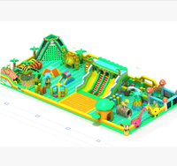 Parc d'attractions gonflable géant sur le thème de la jungle, aire de jeux avec toboggan et grande zone de saut pour enfants et adultes, divertissement en plein air