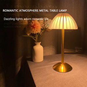 Lampe de table LED vintage en cristal pour chambre à coucher, design farmhouse, réglable, à intensité variable, alimentée par batterie, veilleuse haut de gamme - Product Image 4