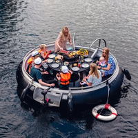 Bateau barbecue électrique en forme de donut, 6 places, avec grill rond, parasol et moteur hors-bord, idéal pour la location en station balnéaire