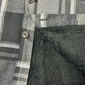 Veste chemise en flanelle matelassée personnalisée pour hommes Manteau d'hiver chaud à manches longues avec logo à carreaux sur le devant - Product Image 4