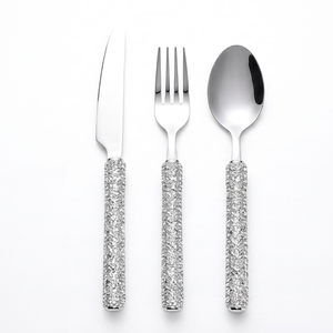 Ensemble de couverts modernes glamour et scintillants avec manches brillantes, finition argentée, pour une table élégante et idéal pour offrir. - Product Image 1