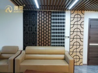 Panneau en bois acoustique de forme spéciale Panneau de cloison en bois massif à lattes pour la décoration intérieure Hôtel Alien Akupanel Panneaux en bois