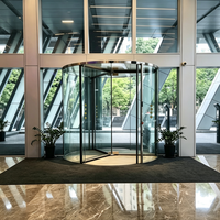 Porte tournante automatique sans cadre à trois ailes avec rideau lumineux de sécurité anti-étranglement pour bureau commercial