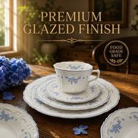 Service de vaisselle en céramique vintage français, motif floral bleu, assiettes à bords festonnés, bol à salade et tasse, compatible micro-ondes