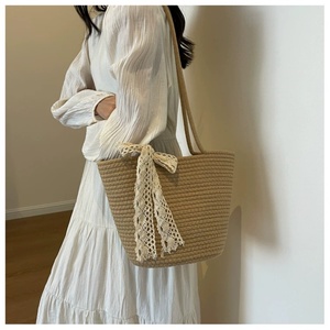 Sac fourre-tout en paille tressée, sac seau à bandoulière de grande capacité avec nœud papillon pour la plage, les voyages et l'usage quotidien - Product Image 3