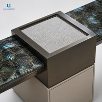 Meuble bar Luca en labradorite bleue de luxe |   Armoire de rangement moderne bicolore à plateau cantilever poli, sur mesure pour maison et hôtel