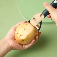 Offre Spéciale Gadgets de cuisine uniques poignée 2 en 1 éplucheur de pommes de terre en acier inoxydable hachoir à légumes et fruits éplucheur de pommes cuisine