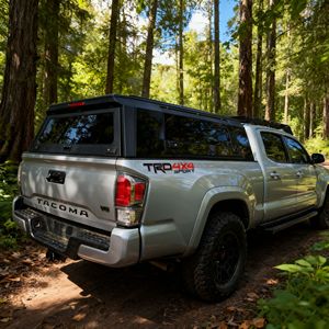 Camper Hard Top pour camion Tacoma - Faible bruit du vent, anti-poussière, ajustement de style OEM, chasse en plein air - Product Image 1