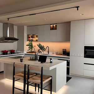 Armoire de cuisine moderne de haute qualité à prix bas, sans poignée, design moderne, laque brillante avec îlot - Product Image 1