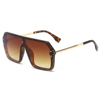 Lunettes de soleil monobloc UV400 de haute qualité pour femmes avec logo personnalisé, verres colorés et monture tendance en or blanc ou gris