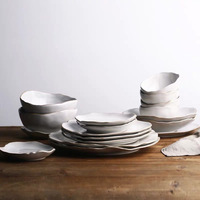 Ensemble de vaisselle en céramique blanche à glaçure réactive de forme irrégulière moderne, assiettes et soucoupes, compatible lave-vaisselle pour restaurant