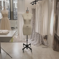 Maniquí de Medio Cuerpo Femenino, Talla Estadounidense 0-10, Parte Superior del Cuerpo de Fibra de Vidrio, Puede Fijarse con Alfileres, Pose de Pie Ajustable, Base con Ruedas