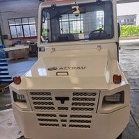 Tracteur de remorquage de bagages avec une force maximale de 25 KN. Chariot de remorquage à barre de traction pour avions