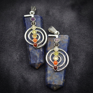 Pendentif crayon plat en sodalite sculpté avec incrustation de pierres des chakras, bijou Feng Shui fait main en pierres précieuses - Product Image 2