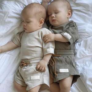 Ensemble de vêtements personnalisés pour bébé garçon et bébé fille, ensemble décontracté uni à manches courtes en tissu gaufré, vêtements d'été unisexes pour bébé avec étiquette - Product Image 4