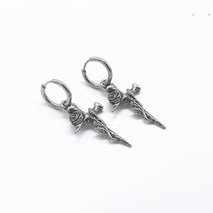 Pendientes de aro Huggie para hombre, chapados en oro, hipoalergénicos, con dije de cruz envuelto en espina de rosa, joyería gótica oscura vintage perforada - Product Image 4