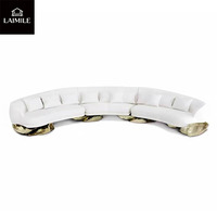 Luxuriöses Großes Gebogenes Ecksofa mit Einzigartigem Goldenen Metallgestell und Weißen Stoffkissen, Geeignet für Villen-Wohnzimmer