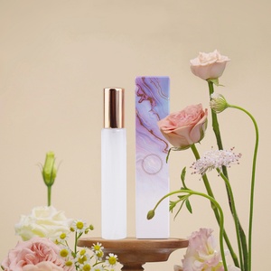 Bình xịt nước hoa có thể nạp lại màu trắng mờ với nắp vàng hồng và hộp đựng có họa tiết đá cẩm thạch để đóng gói - Product Image 1
