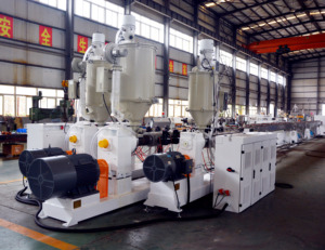 Ligne de production automatique de tuyaux PPR/PPRC, machine à vis, moteur, boîte de vitesses pour l'eau potable, <span class=keywords><strong>chauffage</strong></span> <span class=keywords><strong>central</strong></span>, alimentation en eau chaude/froide - Product Image 1