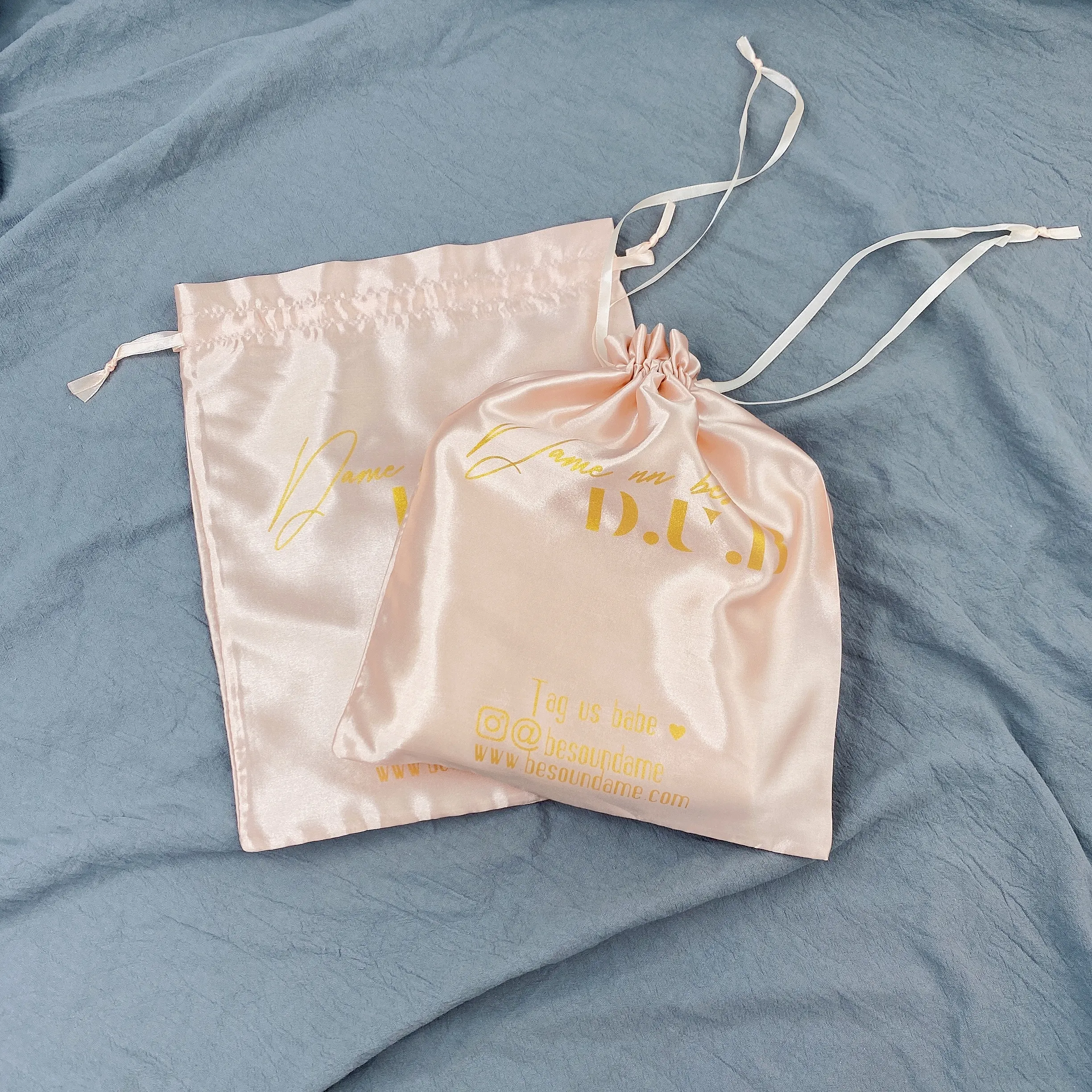 peach stain bag with gold logo printing Wholesale price custom logo draw string bag satin silk drawstring bag for gift
