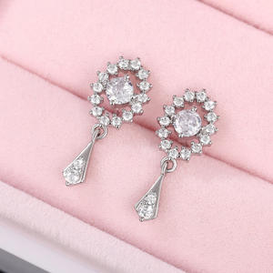 Orecchini Pendenti E2160 con Fiore Dorato, Cristalli e Strass, Gioielli Classici da Sposa per Donna - Product Image 5