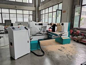 Los tornos CNC para madera fabricados en China se utilizan para fabricar mecánicamente columnas <span class=keywords><strong>de</strong></span> escaleras y patas <span class=keywords><strong>de</strong></span> <span class=keywords><strong>mesa</strong></span>. - Product Image 3