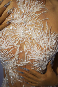 Abito da sera bianco con perle per donna, ideale per feste e matrimoni, lussuoso e raffinato. - Product Image 4