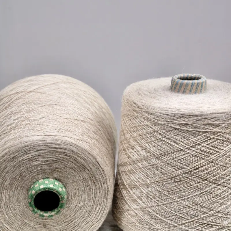 2024 Produkte weiches organisches Recyclinggarn 49 % Acryl 21 % Nylon 30 % Pbt gemischte Kern-Spun-Garn für Kleidung flachstrickerei