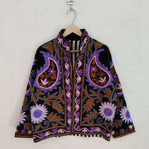 Veste en velours Suzani brodée à la main pour femmes, veste bohème en velours unique, élégante veste d'hiver, style moderne et tendance - Product Image 1