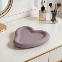 Plateau de vanité en ciment en forme de cœur irrégulier, plateau organisateur de bibelots en béton avec logo personnalisé pour cadeau de Saint-Valentin, décoration de table à la maison