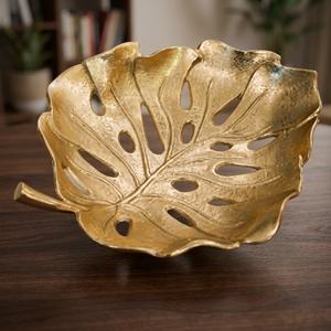 Assiette décorative en forme de feuille dorée, en métal poli, style glamour, motif végétal fait main, plat de fête - Product Image 6