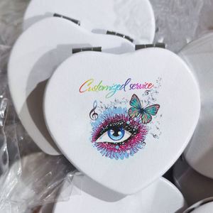กระจกแต่งหน้าพับได้รูปหัวใจสีขาว ทำจากหนัง PU สำหรับขายส่ง รับผลิตแบรนด์ส่วนตัว กระจกสองด้าน พกพาสะดวก - Product Image 3