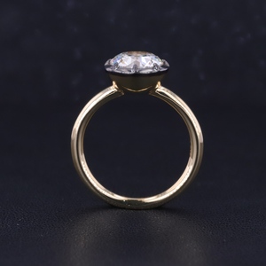 Anillo de Compromiso de Oro Amarillo Sólido de 18K con Incríble Diamante de Laboratorio de 2 Quilates, Corte Europeo Antiguo, Estilo Georgiano, con Cierre de Botón - Product Image 4