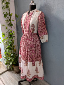 Vestido Midi Ecológico con Estampado Floral, 100% Algodón, Hecho a Mano en India, Estilo Bohemio Romántico, Detalle de Botones, para Oficina - Product Image 2