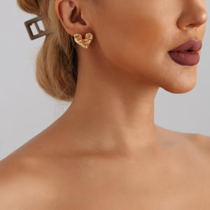 Boucles d'oreilles coeur martelé Boucles d'oreilles en métal en forme d'amour punk chic pour filles - Product Image 3