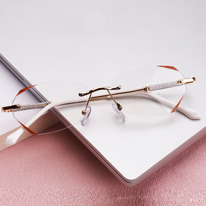 Vente en gros de lunettes de lecture sans monture pour femmes, verres convexes de haute qualité de luxe bloquant la lumière bleue - Product Image 6