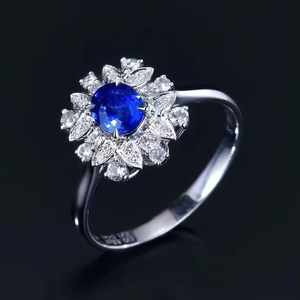 Bague de fiançailles SGARIT en or blanc 18 carats massif, saphir bleu pâle naturel 0,52 carat et diamants, bijoux fins sur mesure - Product Image 2