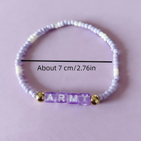 Bracelet extensible personnalisé en perles de rocaille avec lettres, violet et blanc, fait main, empilable, bijou en perles de lettres élastiques, cadeau