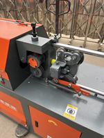 Machine de redressage et de coupe de barres d'armature CNC 9 kW, modèle King of 1000 Tons, avec alimentation mécanique pour redresser et couper les barres d'acier