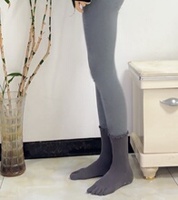 Chaussettes de yoga antidérapantes en gros, chaussettes spéciales Pilates, chaussettes de sport mi-longues style ballet, nouveauté Cross-b