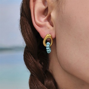 Boucles d'oreilles créoles tendance unisexe en acier inoxydable plaqué or 18 carats, étanches, avec turquoise bleue, protection de l'environnement - Product Image 3