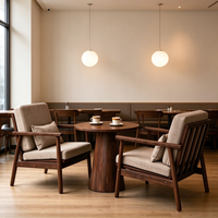 Ensemble table et fauteuils de café en bois rustique avec coussins et décoration murale en pierre pour cafés et salons chaleureux