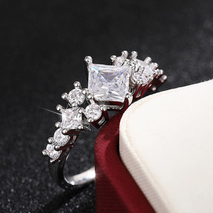 Anello con Moissanite Taglio Principessa e Halo, Elegante Gioiello Scintillante per Donne - Product Image 6